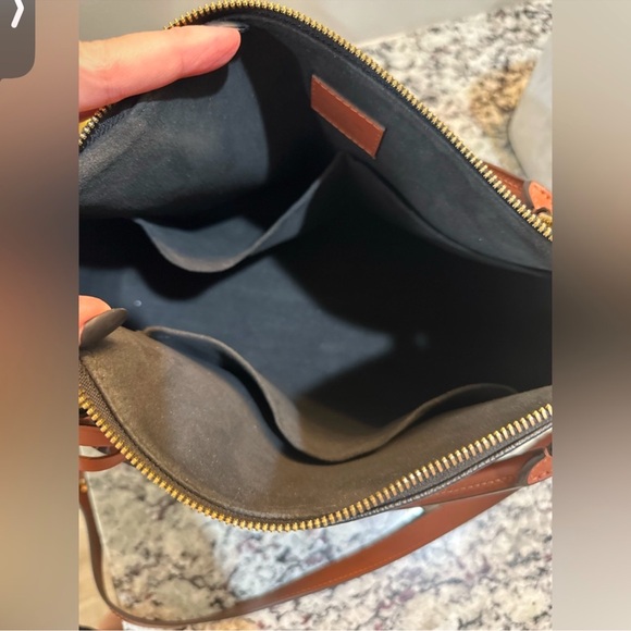 Louis Vuitton V tote Shoulder Bag - Picture 5 of 8